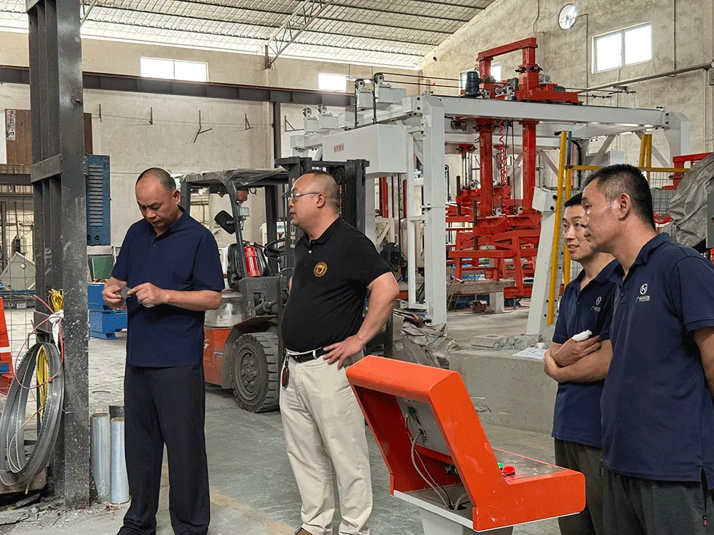 Mexican clients visited Guangzhou Hengde to conduct an on-site inspection of lightweight block production equipment and cutting performance.