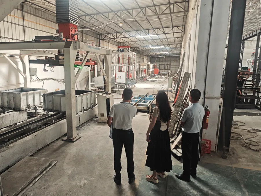 Vietnamese customers visited Guangzhou Hengde to conduct an on-site inspection of lightweight block equipment and cutting effects.