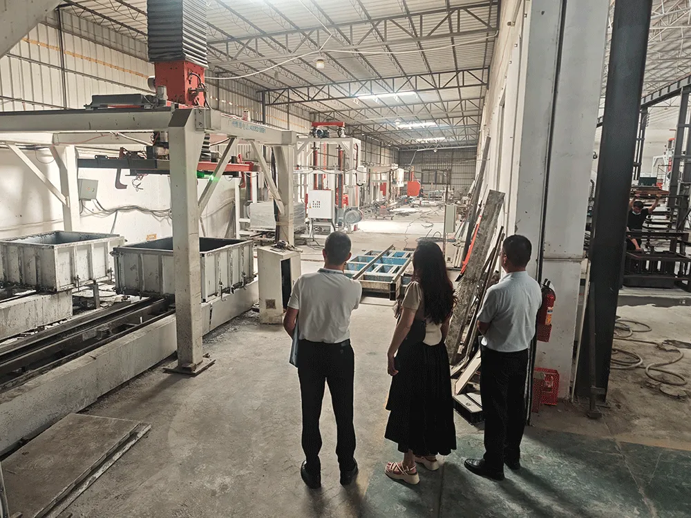 Vietnamese customers visited Guangzhou Hengde to conduct an on-site inspection of lightweight block equipment and cutting effects.