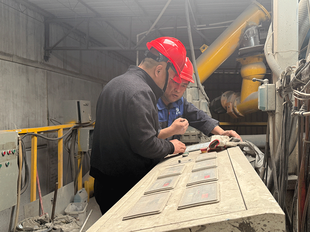 Uzbekistan customer visits the factory to learn equipment operation | Hengde ensures smooth overseas project commissioning through training and delivery guarantees.