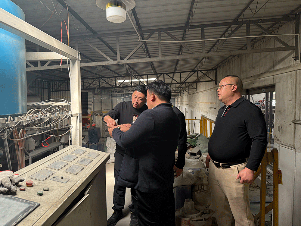 A customer from Inner Mongolia visited Hengde for an inspection and signed a contract on-site for the lightweight block equipment project.