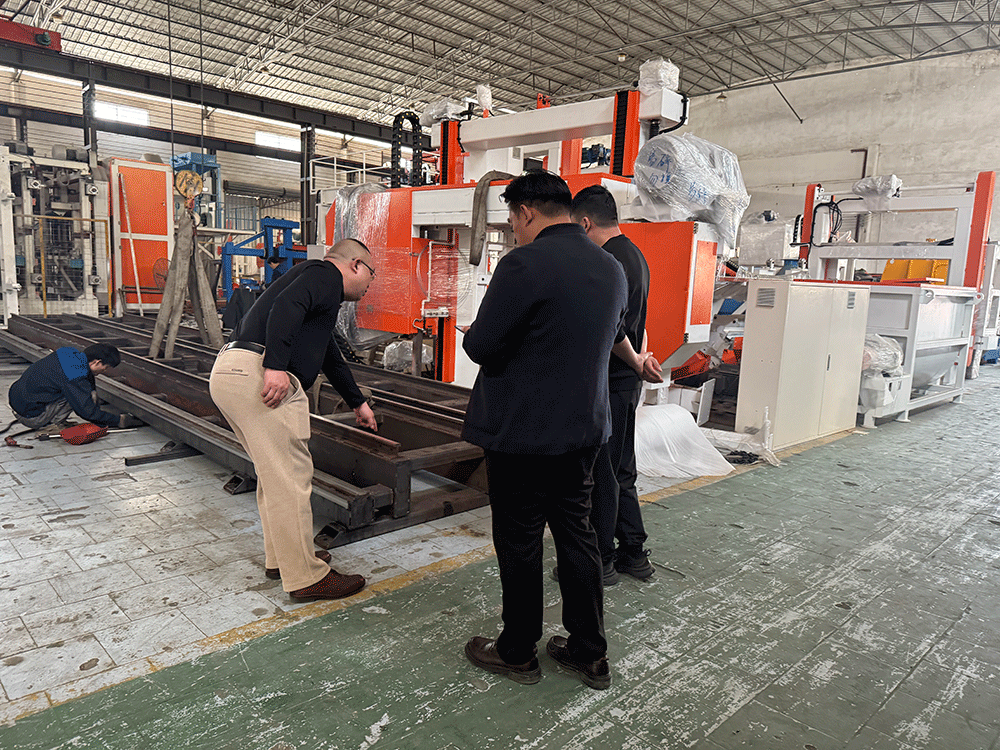 A customer from Inner Mongolia visited Hengde for an inspection and signed a contract on-site for the lightweight block equipment project.