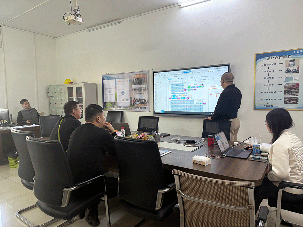 A customer from Inner Mongolia visited Hengde for an inspection and signed a contract on-site for the lightweight block equipment project.