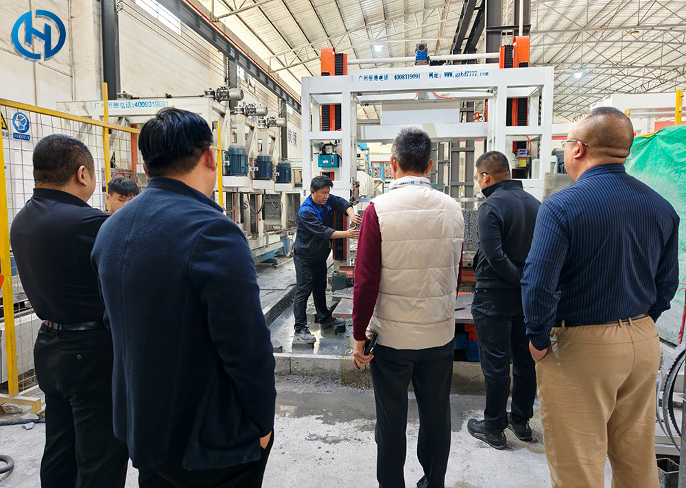 Cracking the pain points of circular saw cutting! A customer from Kashgar, Xinjiang, signs a renovation plan for self-insulating block equipment with Hengde.