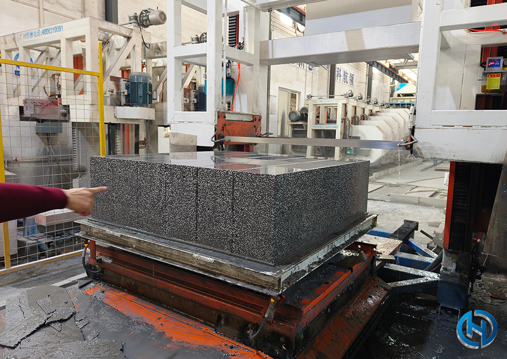 Cracking the pain points of circular saw cutting! A customer from Kashgar, Xinjiang, signs a renovation plan for self-insulating block equipment with Hengde.