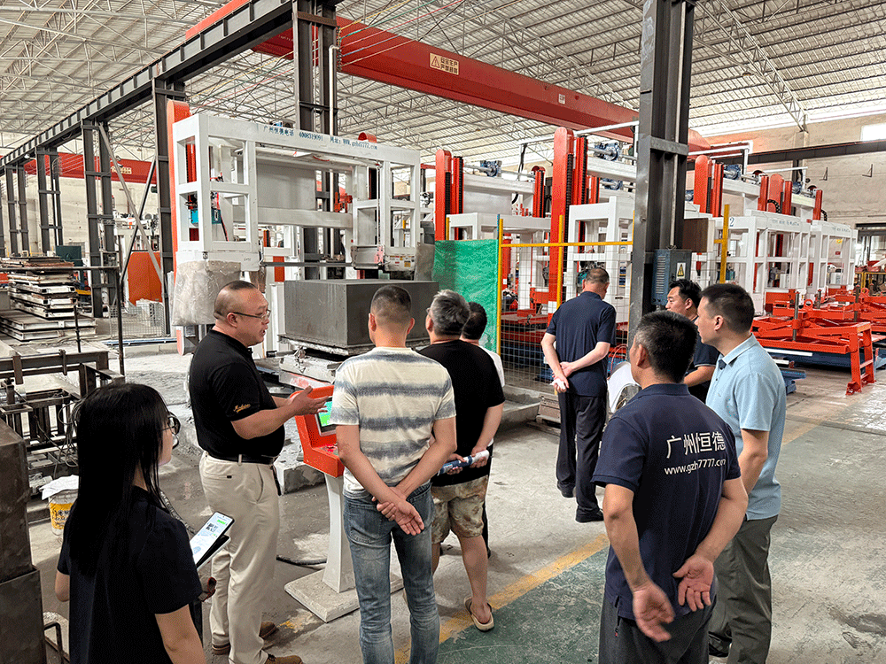 African clients visited Guangzhou Hengde to conduct an on-site inspection of lightweight block production equipment and its cutting performance.