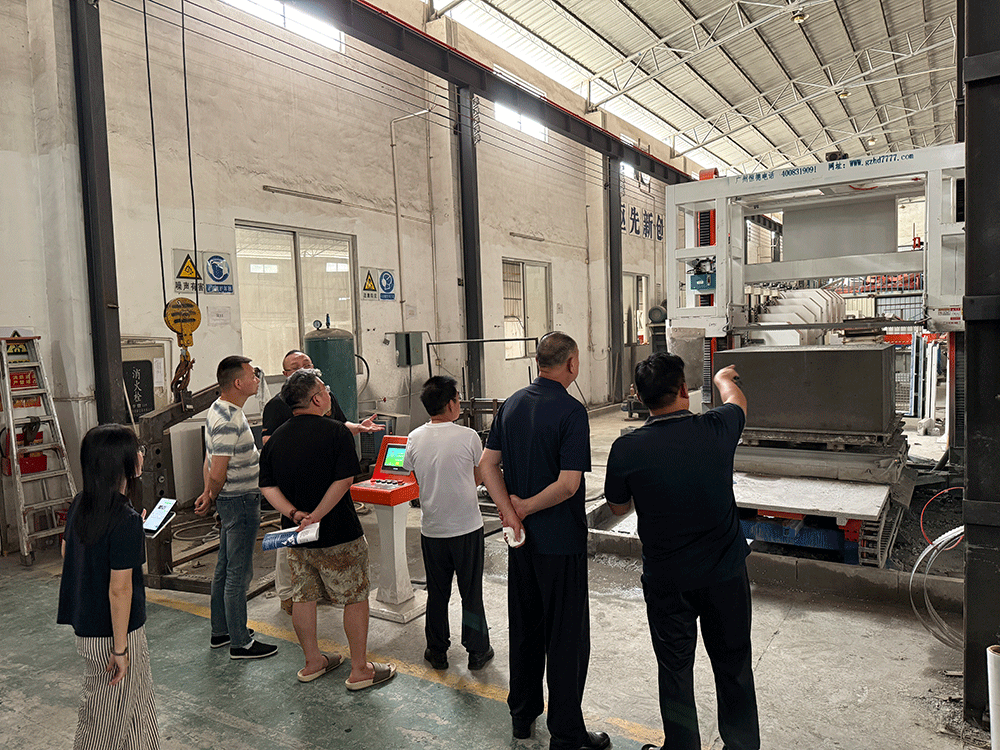 Mexican clients visited Guangzhou Hengde to conduct an on-site inspection of lightweight block production equipment and cutting performance.