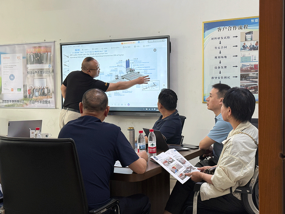 Mexican clients visited Guangzhou Hengde to conduct an on-site inspection of lightweight block production equipment and cutting performance.