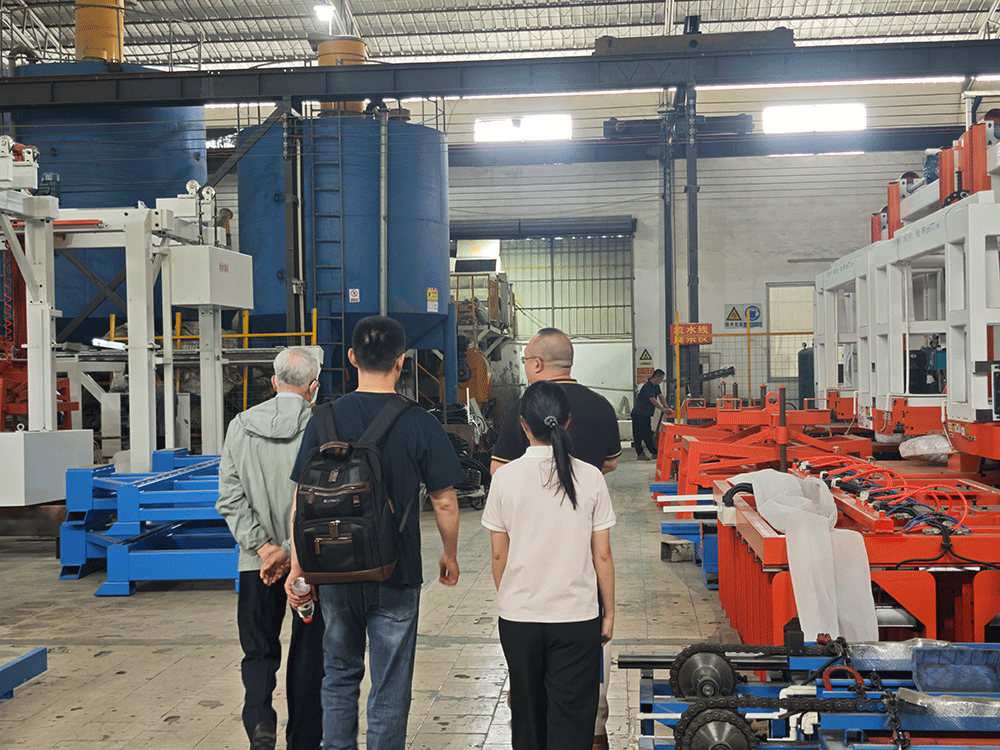 Taiwanese clients visited Guangzhou Hengde to inspect the production equipment for ceramic‑aggregate blocks and assess the cutting performance.