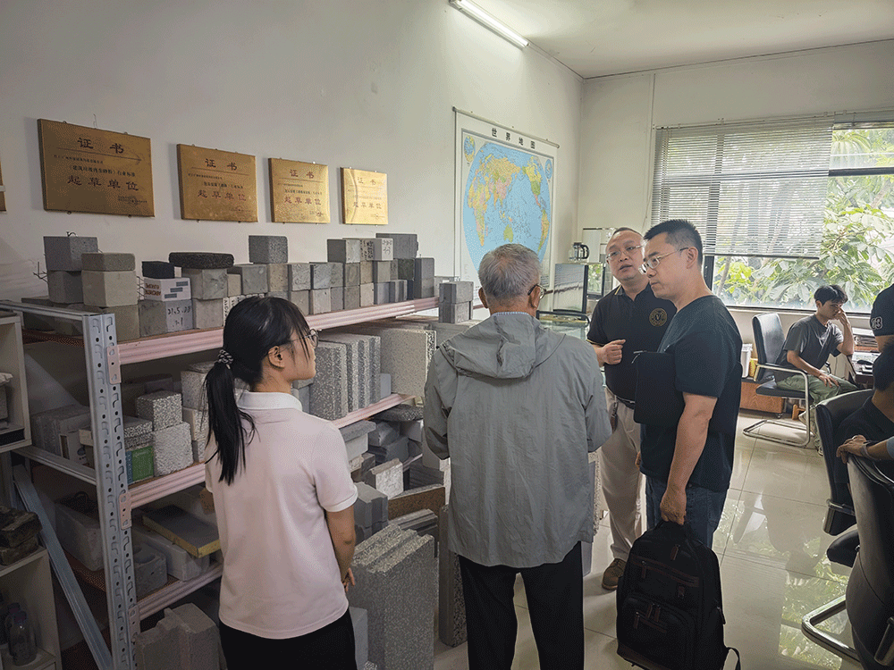 Taiwanese clients visited Guangzhou Hengde to inspect the production equipment for ceramic‑aggregate blocks and assess the cutting performance.