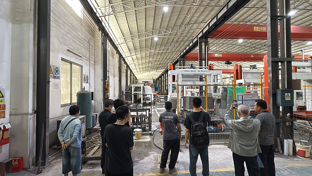 Taiwanese clients visited Guangzhou Hengde to inspect the production equipment for ceramic‑aggregate blocks and assess the cutting performance.