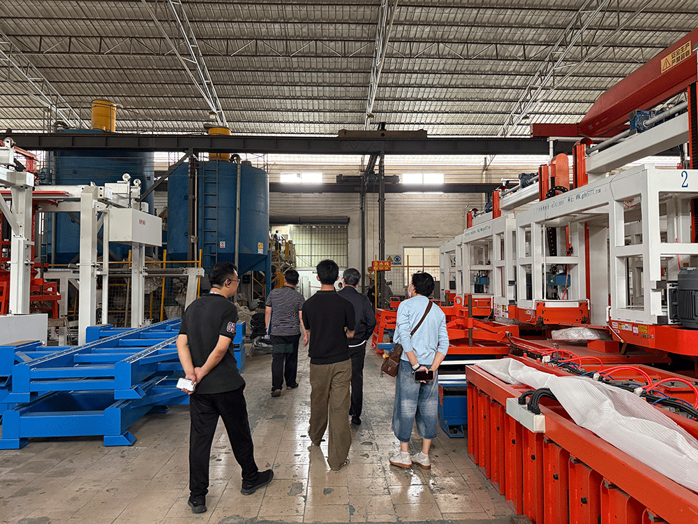 A Malaysian client visited Guangzhou Hengde to inspect the production equipment for lightweight masonry blocks and wall panels, as well as the cutting performance.
